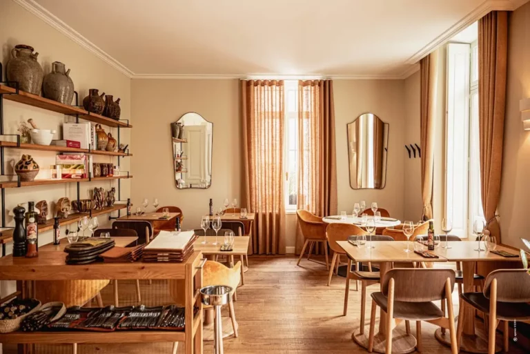 Las Halles de Narbona: El Corazón Gourmet de la Ciudad a Dos Pasos del Hotel
