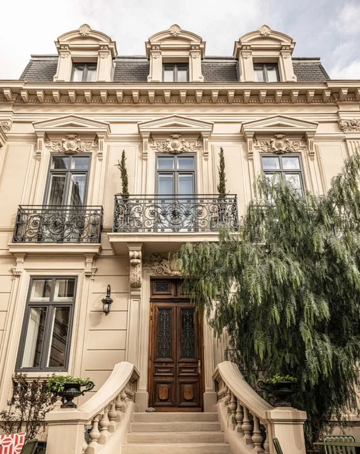 Fachada del Hotel Le Mosaïque — arquitectura haussmanniana
