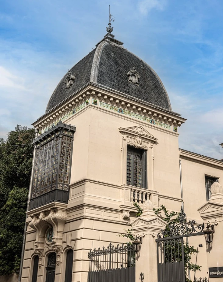 La cúpula — firma del arquitecto Léopold Carlier