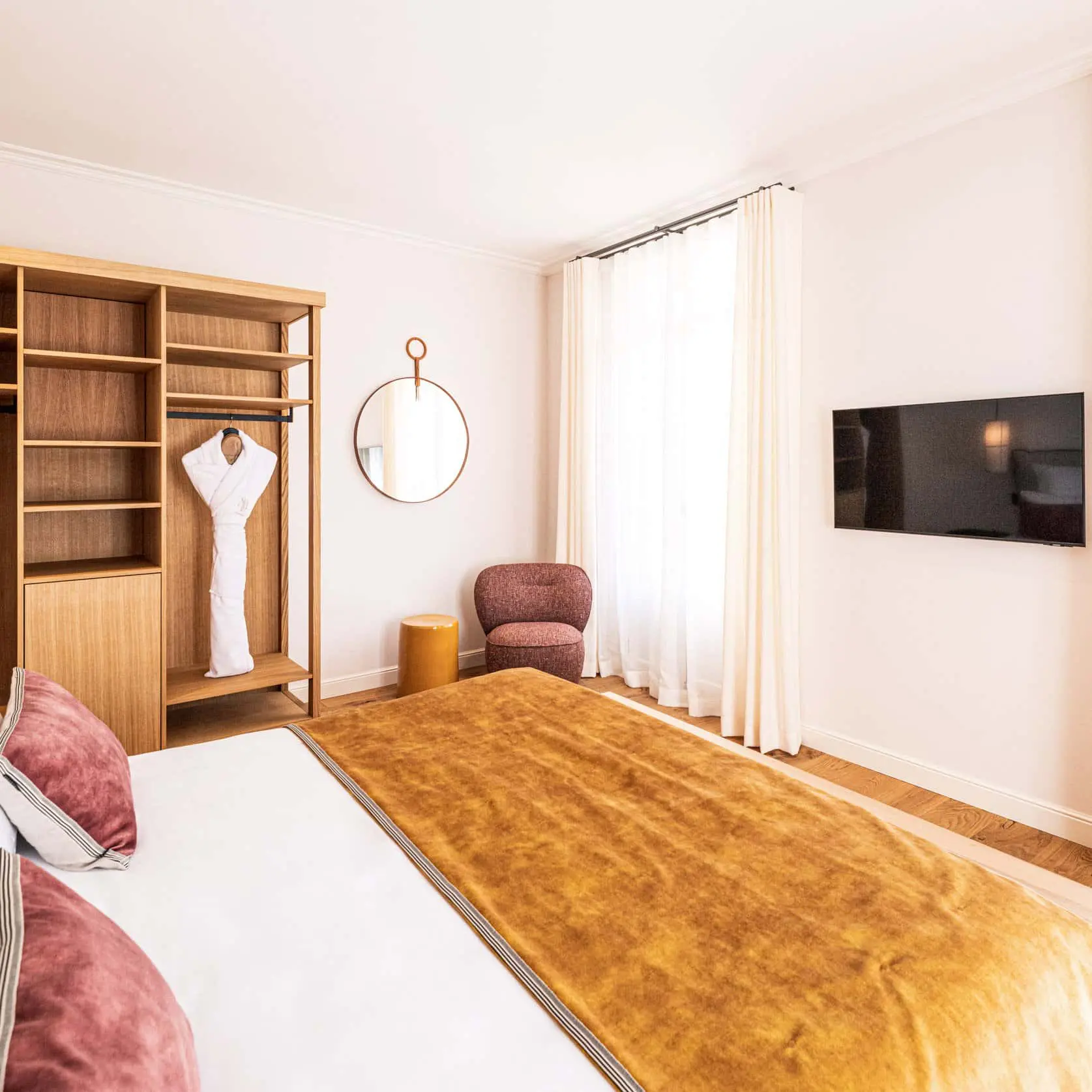 Suite Romántica en Narbona: Estancia de Lujo con Piscina & Restaurante