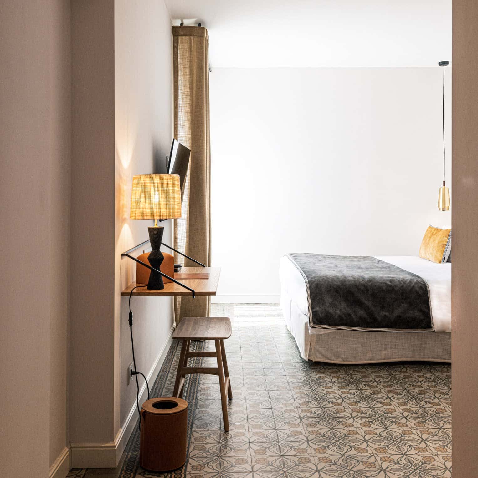 Bureau et lit avec vue extérieure, chambre PMR double confort à Hôtel Le Mosaïque Narbonne.