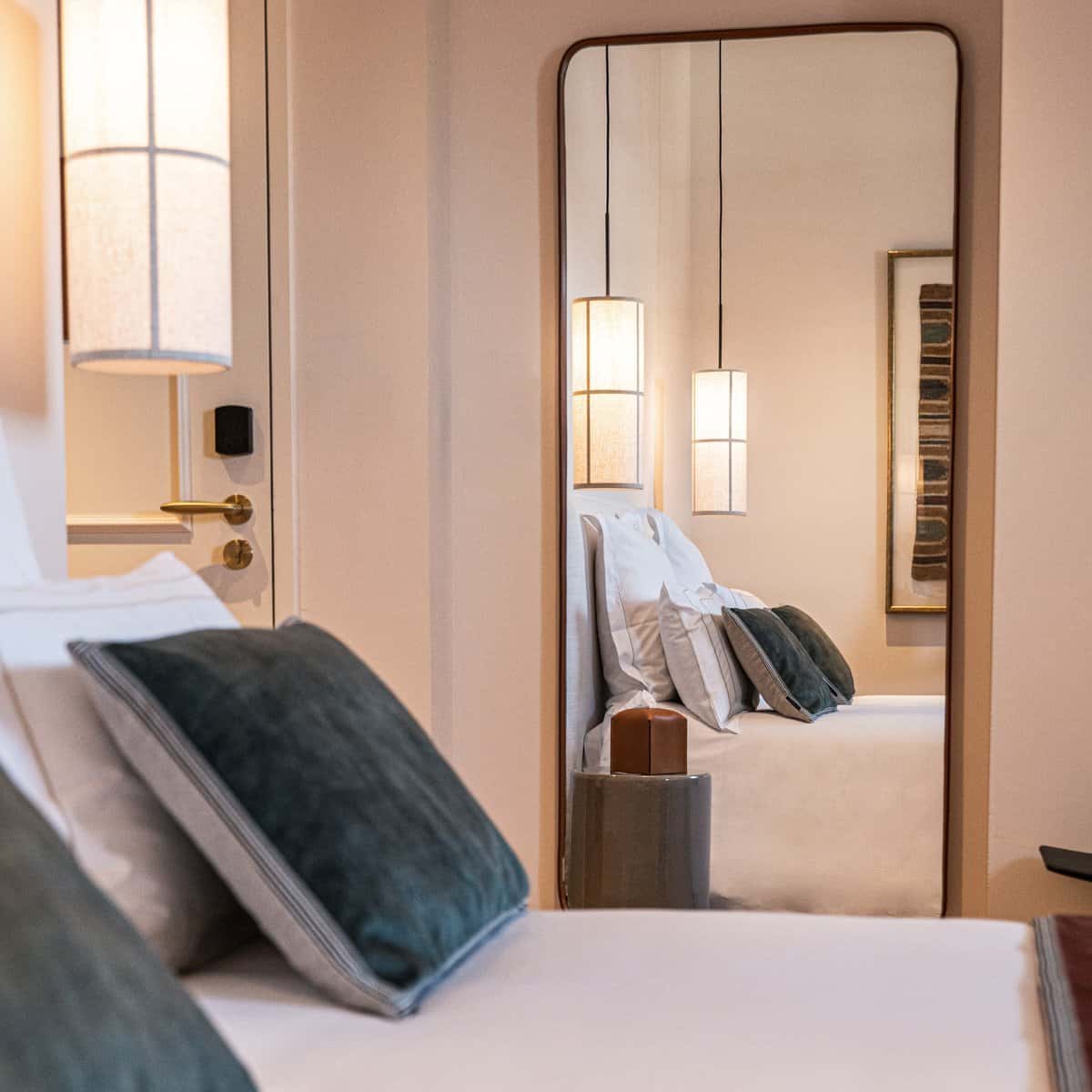 Lit et miroir, chambre PMR double confort, Hôtel Le Mosaïque Narbonne.