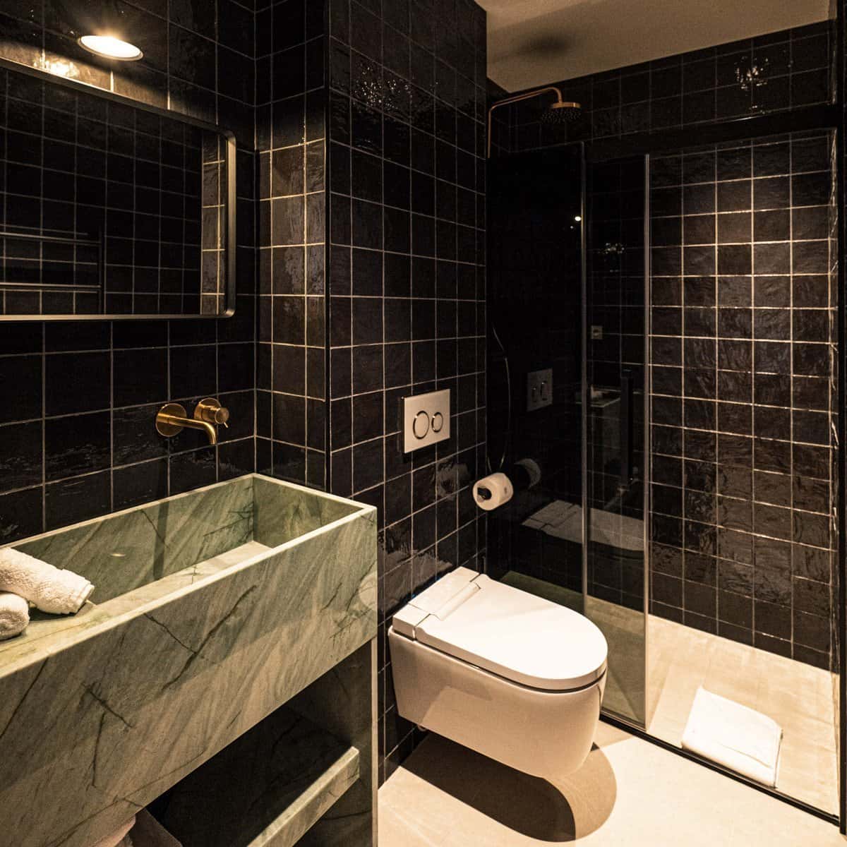 Salle de bain complète PMR, chambre double confort à Hôtel Le Mosaïque Narbonne.
