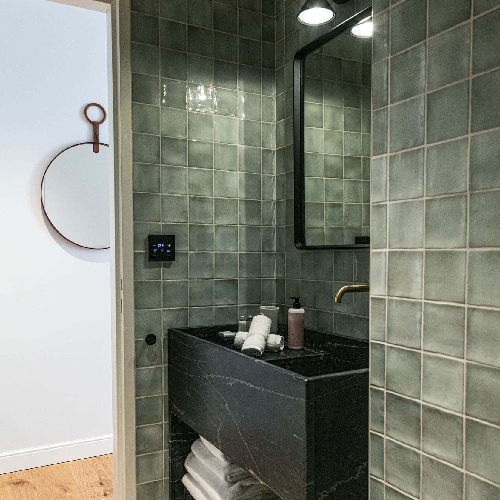 Lavabo et miroir, salle de bain PMR, chambre double confort, Hôtel Le Mosaïque Narbonne.