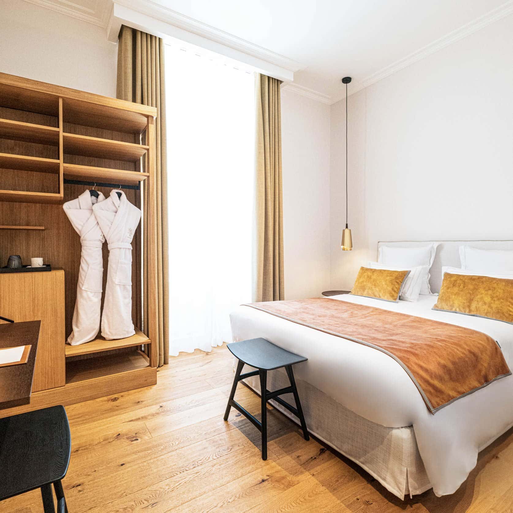Chambre PMR double confort complète à Hôtel Le Mosaïque Narbonne.