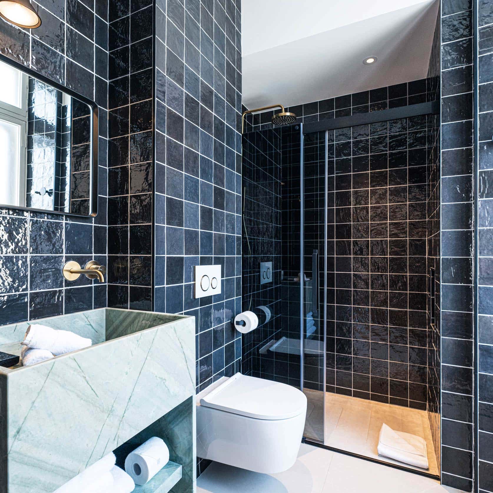 Salle de bain PMR équipée, chambre double confort à Hôtel Le Mosaïque Narbonne.