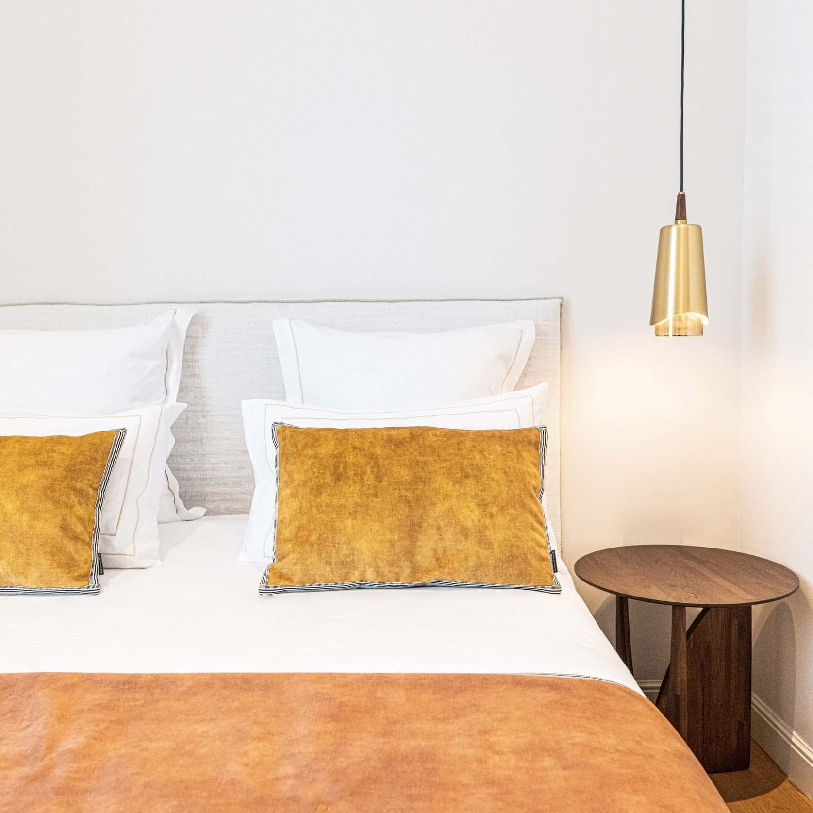 Table de nuit et oreiller, chambre PMR double confort, Hôtel Le Mosaïque Narbonne.