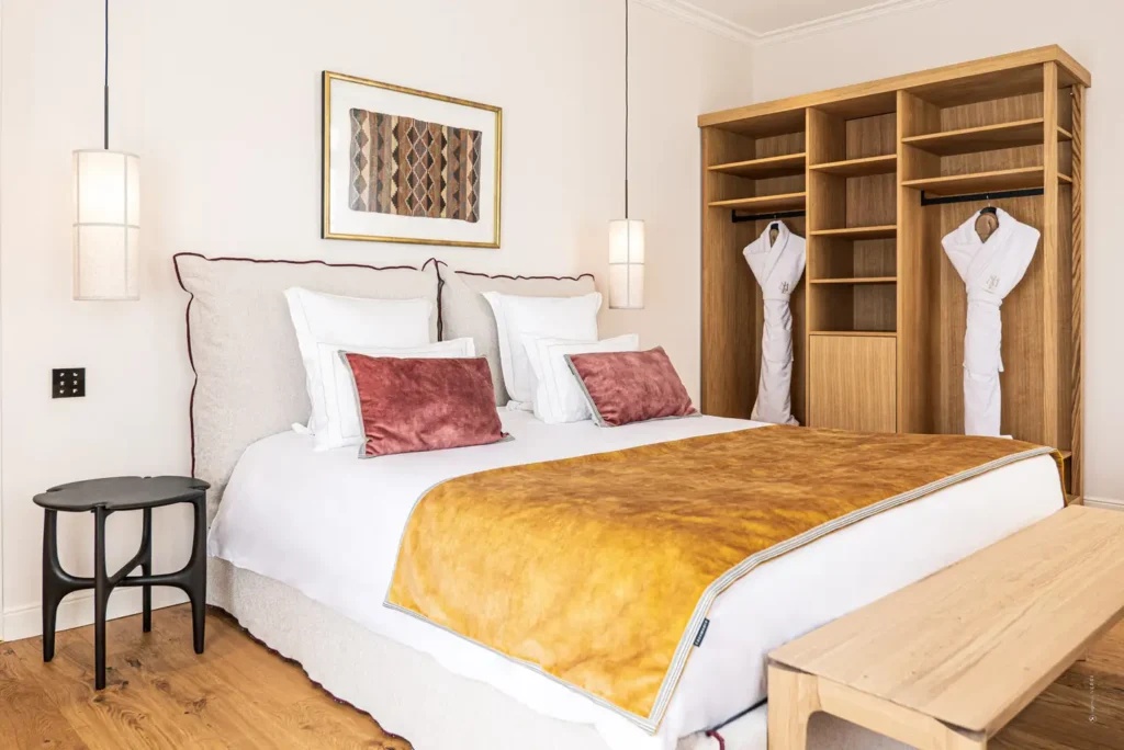 Suite haut de gamme avec service 4 étoiles et peignoirs préparés au Mosaïque Narbonne