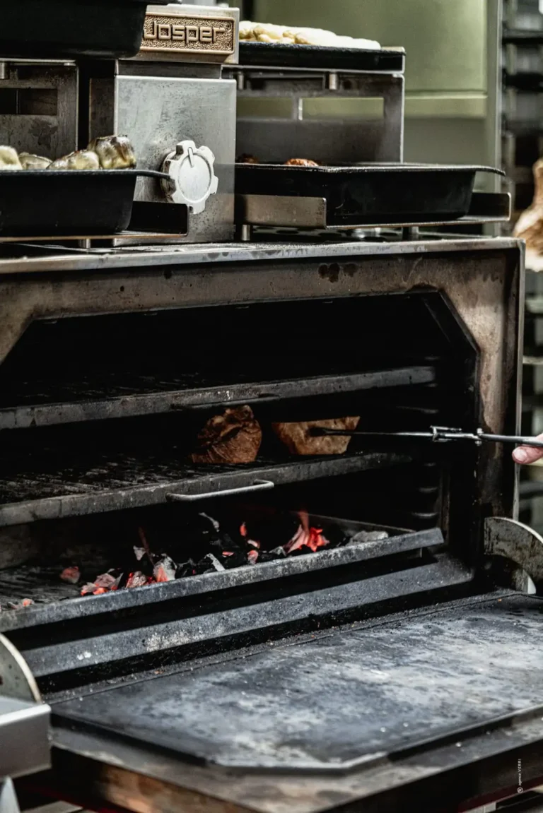 Four Josper ouvert avec braises et viande grillée au restaurant Le Mosaïque Narbonne.﻿