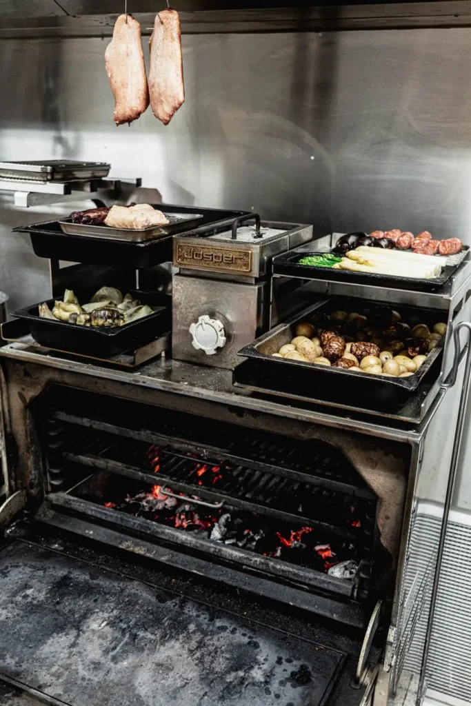 Légumes et viandes fumés au four Josper : cuisine du terroir au Mosaïque.