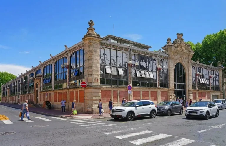 Façade extérieure des Halles de Narbonne, architecture style Baltard en verre.
